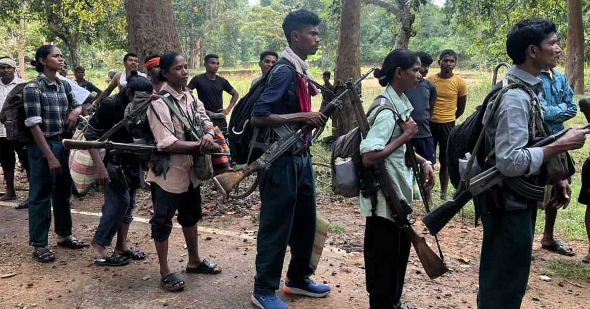 ভারতের ছত্তীসগড়ে ১০৮ মাওবাদীর আত্মসমর্পণ, উদ্ধার বিপুল অস্ত্র ও সোনা
