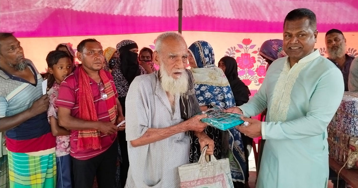 বাগেরহাটে মাজেদা বেগম ফাউন্ডেশনের ঈদ উপহার বিতরণ