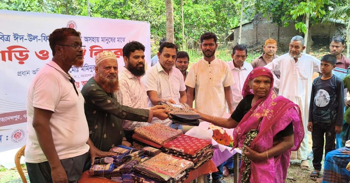 হরিণাকুন্ডুতে অসহায় মানুষের মাঝে ঈদ উপহার বিতরণ