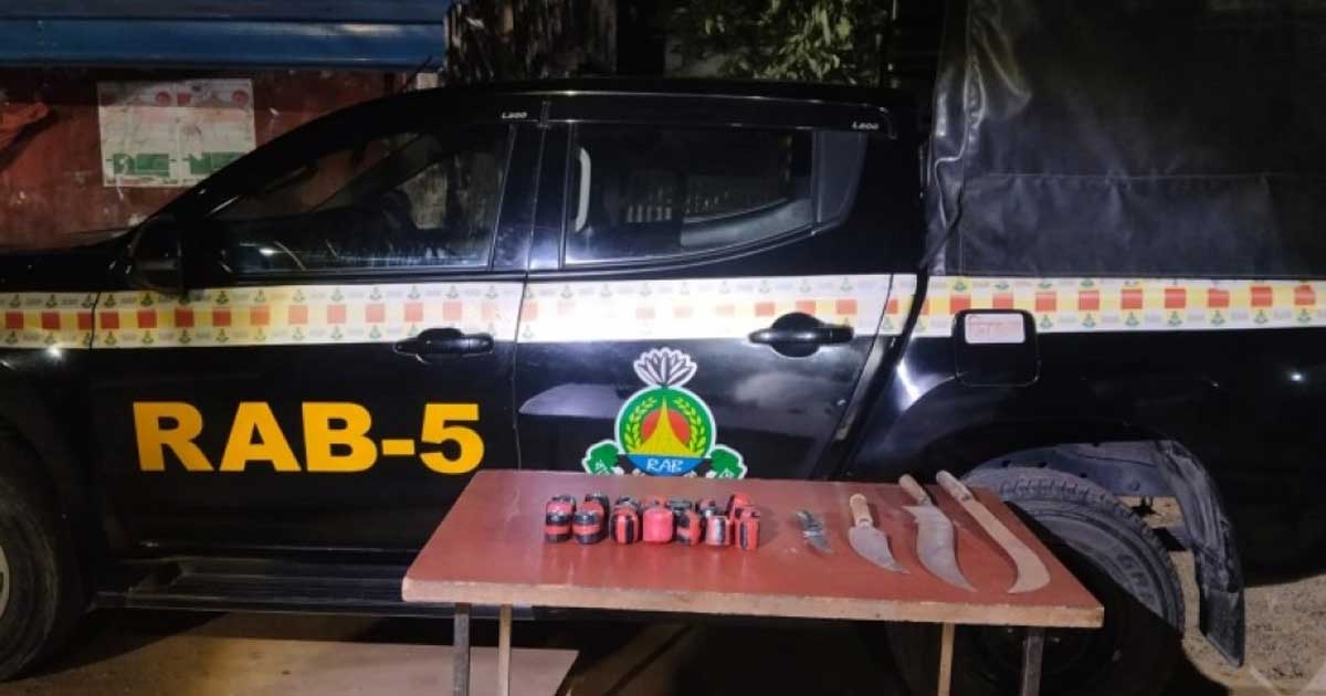 রাজশাহীতে লেবু বাগান থেকে ২১টি ককটেল ও দেশীয় অস্ত্র উদ্ধার