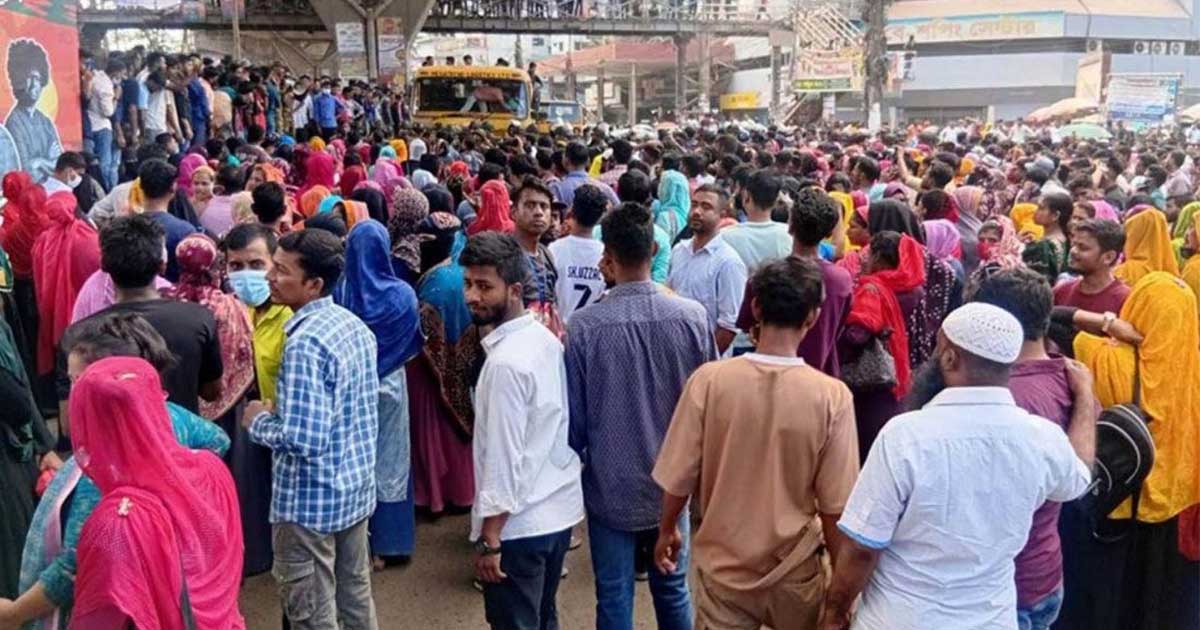 বেতন না দিয়েই কারখানায় তালা, চট্টগ্রামে শ্রমিকদের বিক্ষোভ ও সড়ক অবরোধ