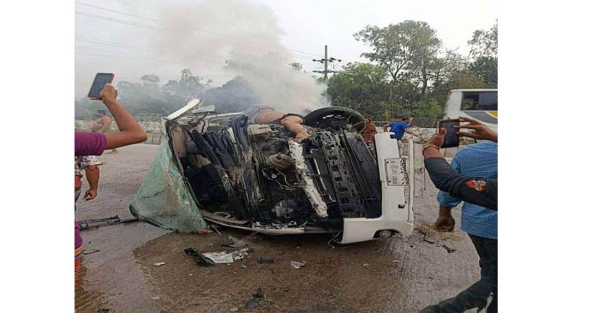 বগুড়ায় মাইক্রোবাস উল্টে নিহত ৩
