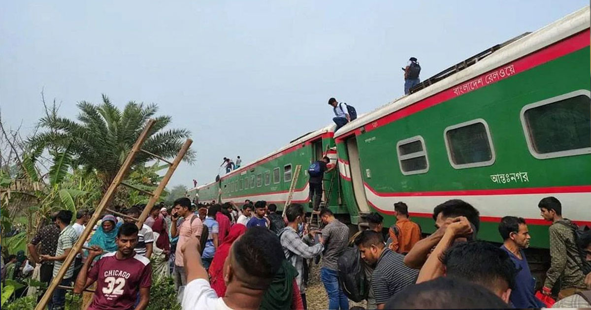 সান্তাহারে নীলসাগর ট্রেনের ৯ বগি লাইনচ্যুত