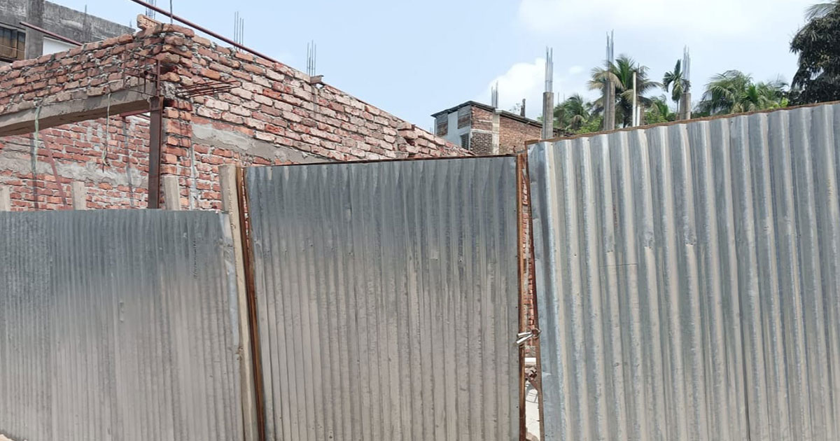 লক্ষ্মীপুরে নির্মাণাধীন মার্কেটে তালা দেয়ার অভিযোগ যুবদল নেতার বিরুদ্ধে