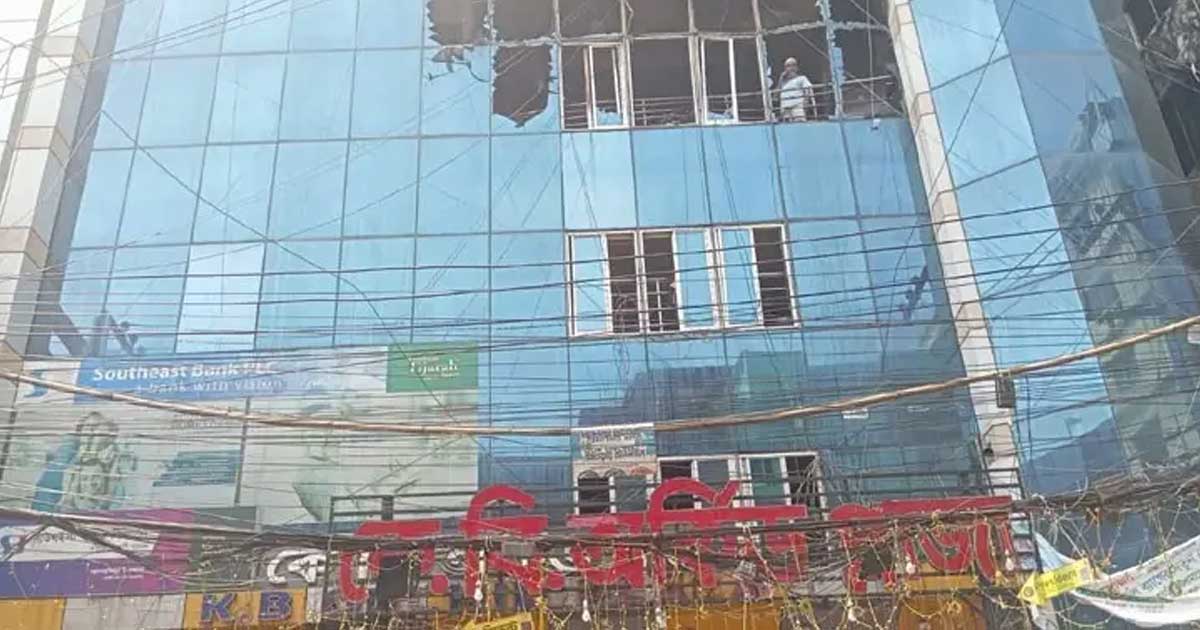 চট্টগ্রামের টেরিবাজারে বহুতল ভবনে আগুন, ২ জনের মৃত্যু