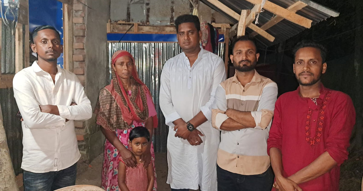 অসহায় রুমিছা বেগমের পাশে দাঁড়াল ছাত্রদল
