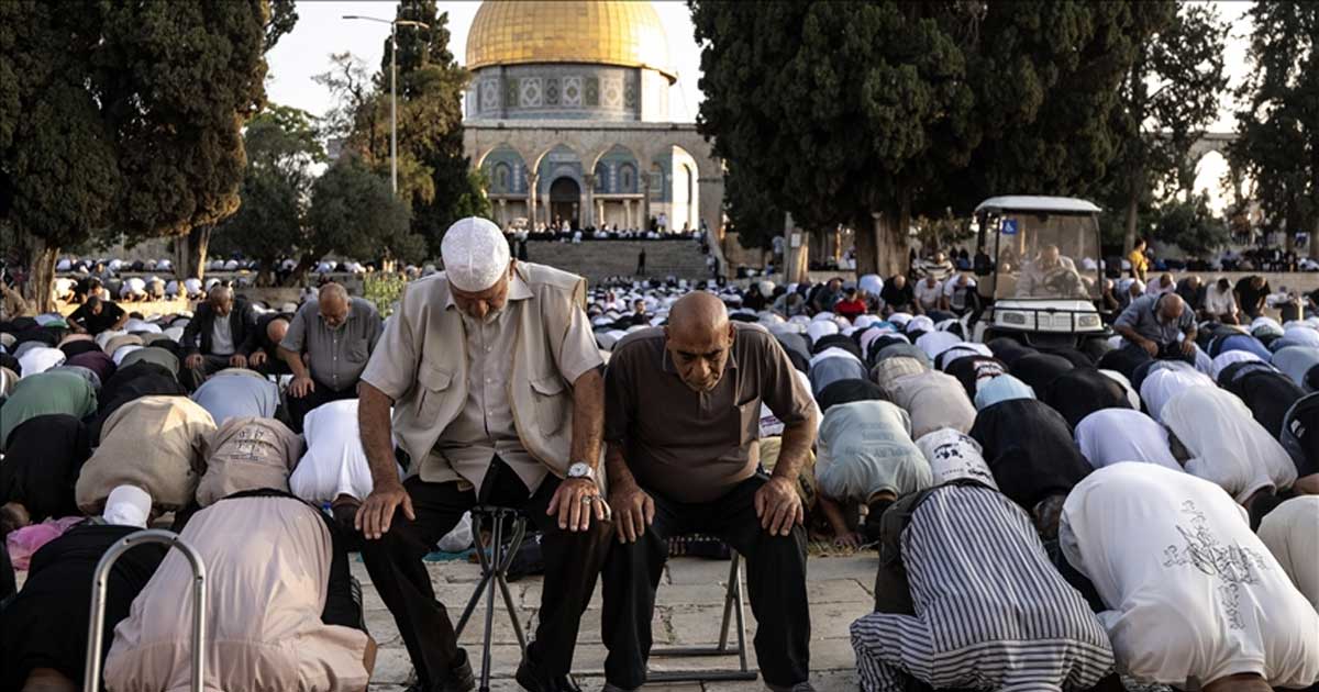 আল-আকসায় প্রবেশে বাধা, ফটকেই ঈদের নামাজ আদায় ফিলিস্তিনিদের