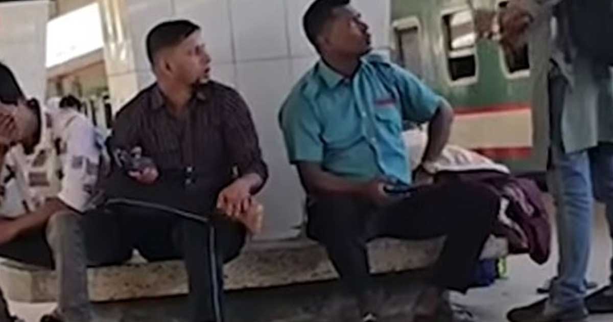 সুবর্ণ এক্সপ্রেসে টিকিট কালোবাজারি: দুই স্টুয়ার্ড বরখাস্ত