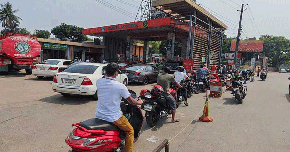 ঈদের দিনও তেলের জন্য দীর্ঘ লাইন, স্বস্তি নেই রাজধানীতে