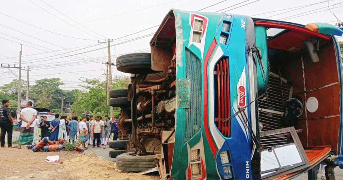 ঈদের দিনে চট্টগ্রাম-কক্সবাজার মহাসড়কে বাস উল্টে নিহত ১, আহত ২৫