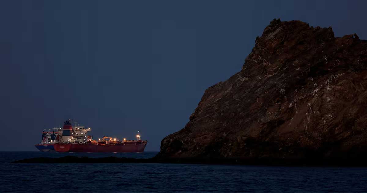 হরমুজ প্রণালি নিয়ে ট্রাম্প-ইরান উত্তেজনা, জ্বালানি স্থাপনায় হামলার হুমকি