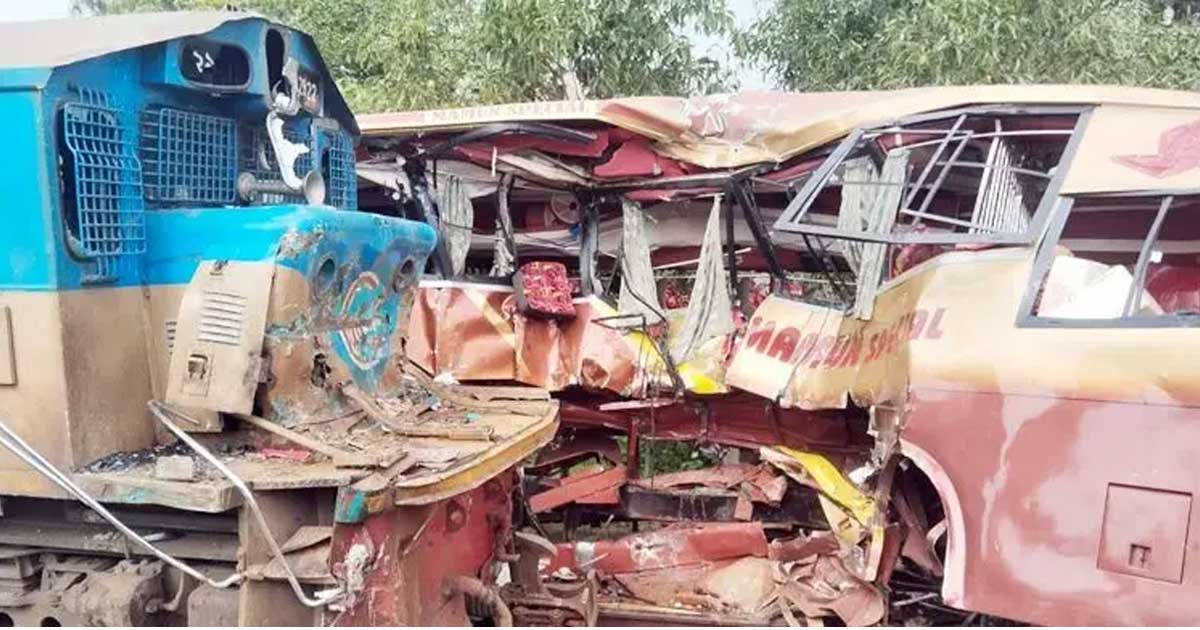 কুমিল্লায় বাস-ট্রেন সংঘর্ষ: নিহত ১২ জনের পরিচয় শনাক্ত