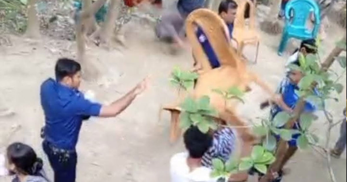 সালিশ বৈঠকে পুলিশের সামনেই বৃদ্ধকে পিটিয়ে হত্যার অভিযোগ