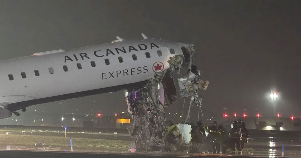 নিউইয়র্কে বিমানবন্দরের রানওয়েতে প্লেন ও গাড়ির সংঘর্ষ