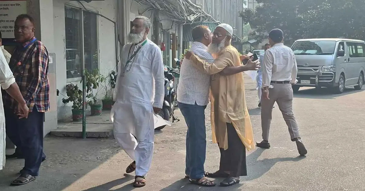 ঈদের ছুটি শেষে ফিরেছে কর্মচাঞ্চল্য