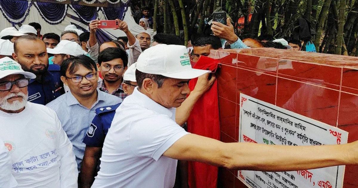 ড্রেজার নয়, শ্রমিকের হাতেই হবে খাল খনন