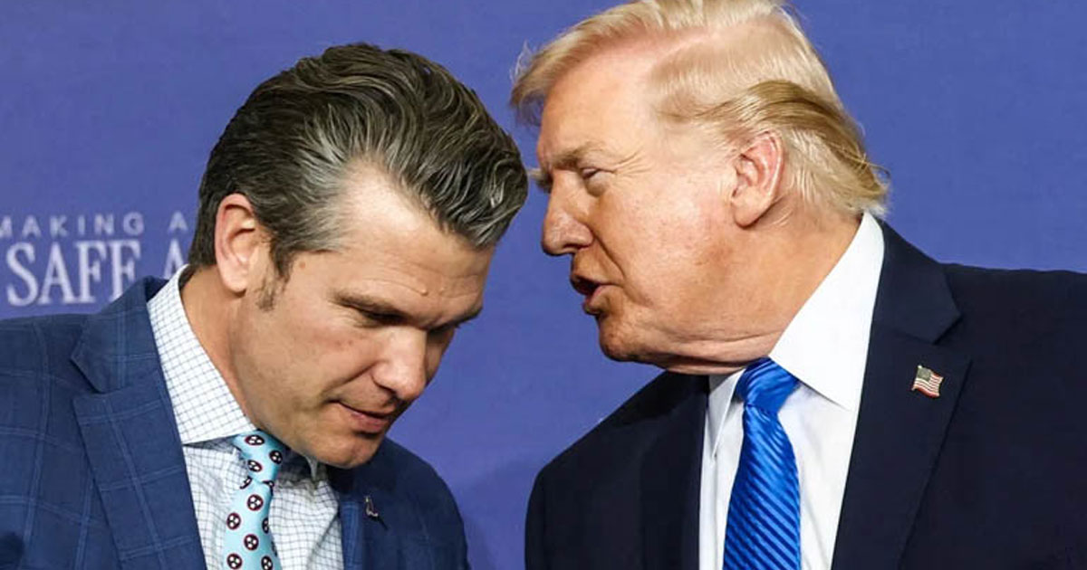 ইরানে হামলার দায় এড়িয়ে যেতে চাইছেন ট্রাম্প, ফাঁসিয়ে দিচ্ছেন ঘনিষ্ঠজনকে