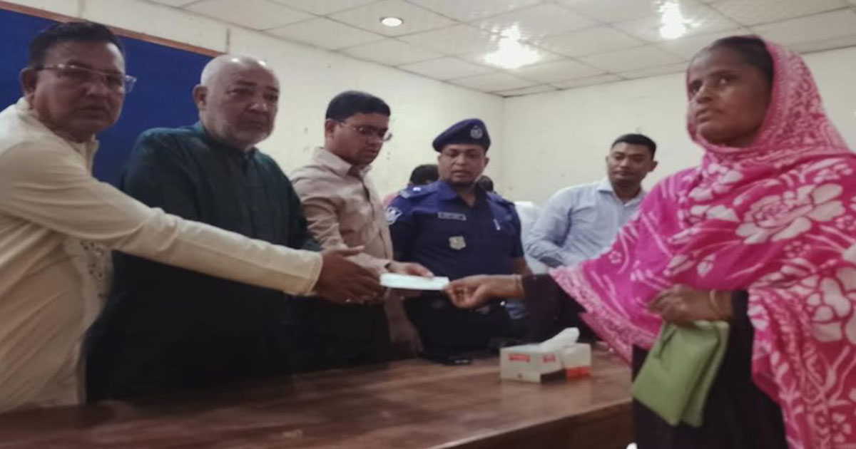 দৌলতপুরে দরিদ্র ও অসহায়দের মাঝে চেক বিতরণ