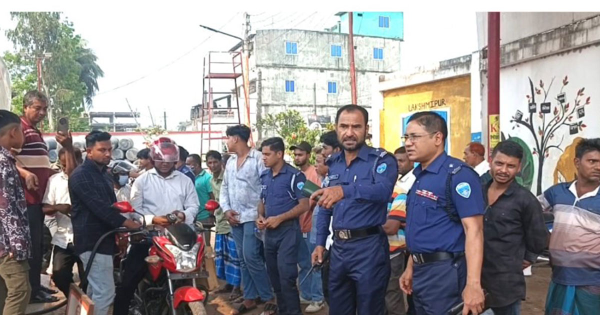 হেলমেট-কাগজপত্র বিহীন মোটরসাইকেলে দেওয়া হচ্ছে না তেল