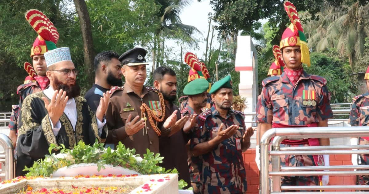 বীরশ্রেষ্ঠ নূর মোহাম্মদ শেখের সমাধিসৌধে পুষ্পস্তবক অর্পন ও গার্ড অব অনার