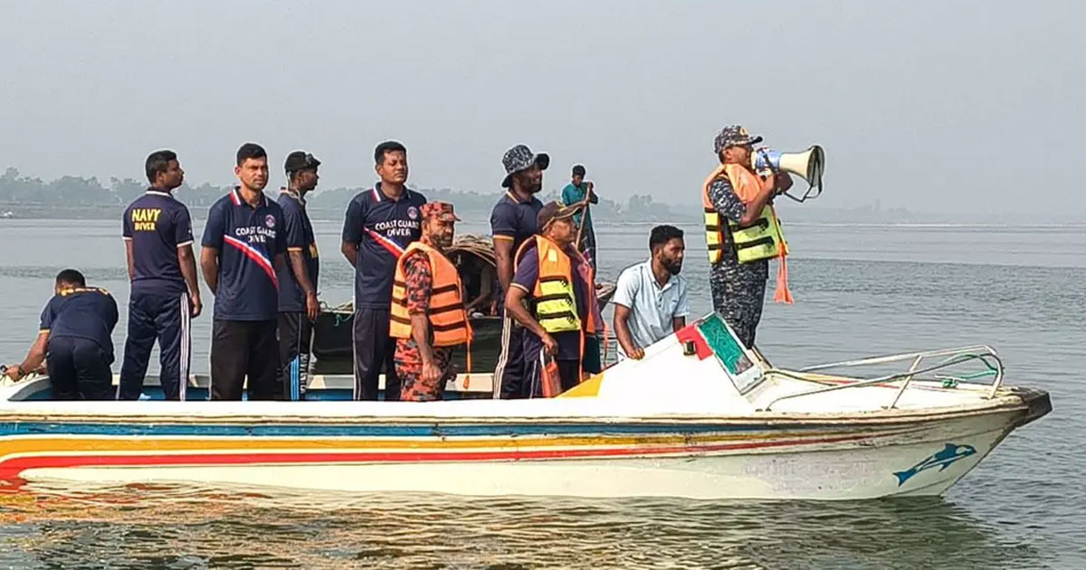 পদ্মায় বাসডুবি: তৃতীয় দিনের উদ্ধার অভিযান শুরু