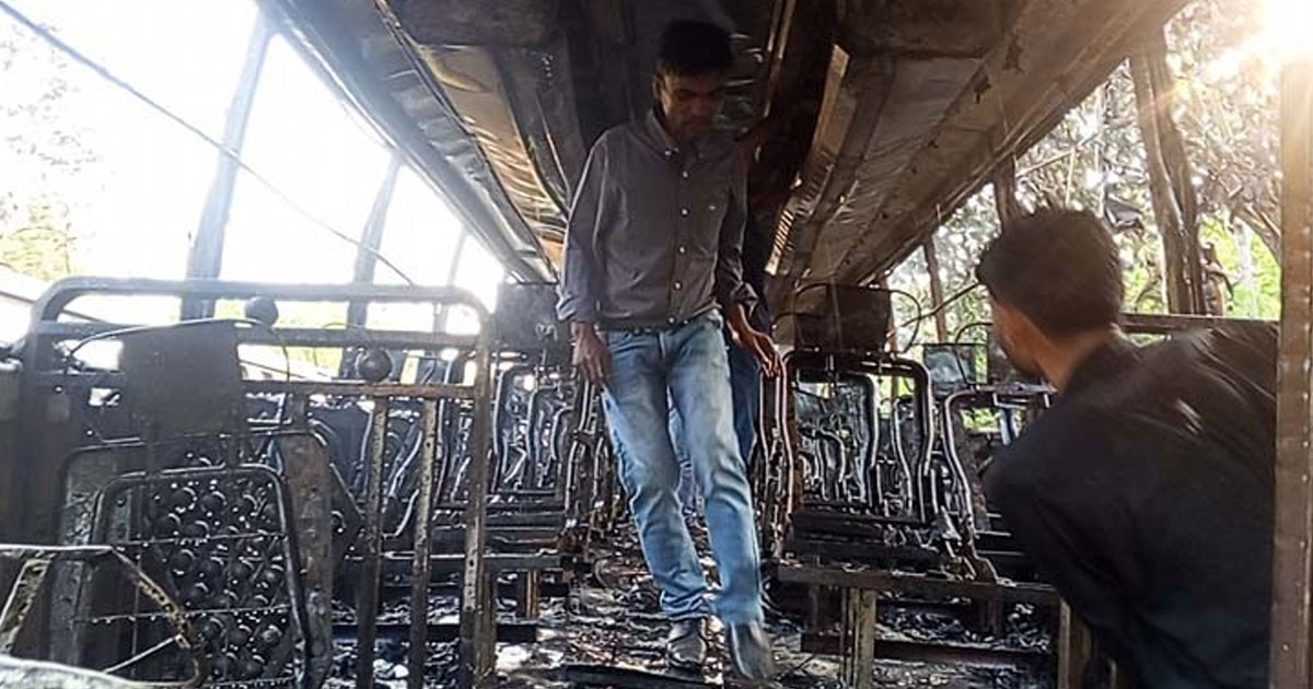 আগুনে ভস্মীভূত ঢাকাগামী যাত্রীবাহী বাস