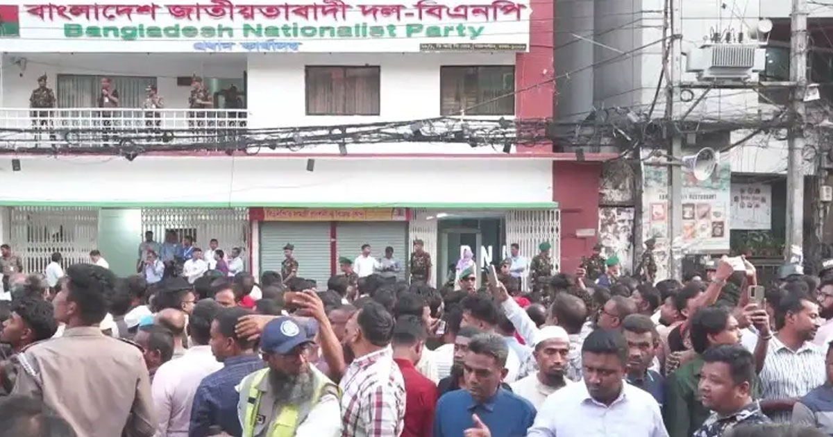 তারেক রহমানের আগমন ঘিরে নয়াপল্টনে বিএনপি কার্যালয়ে নেতাকর্মীদের ঢল