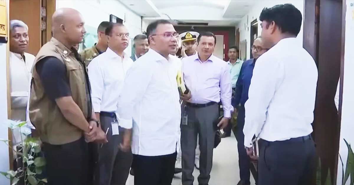 সচিবালয়ে আকস্মিক পরিদর্শনে প্রধানমন্ত্রী