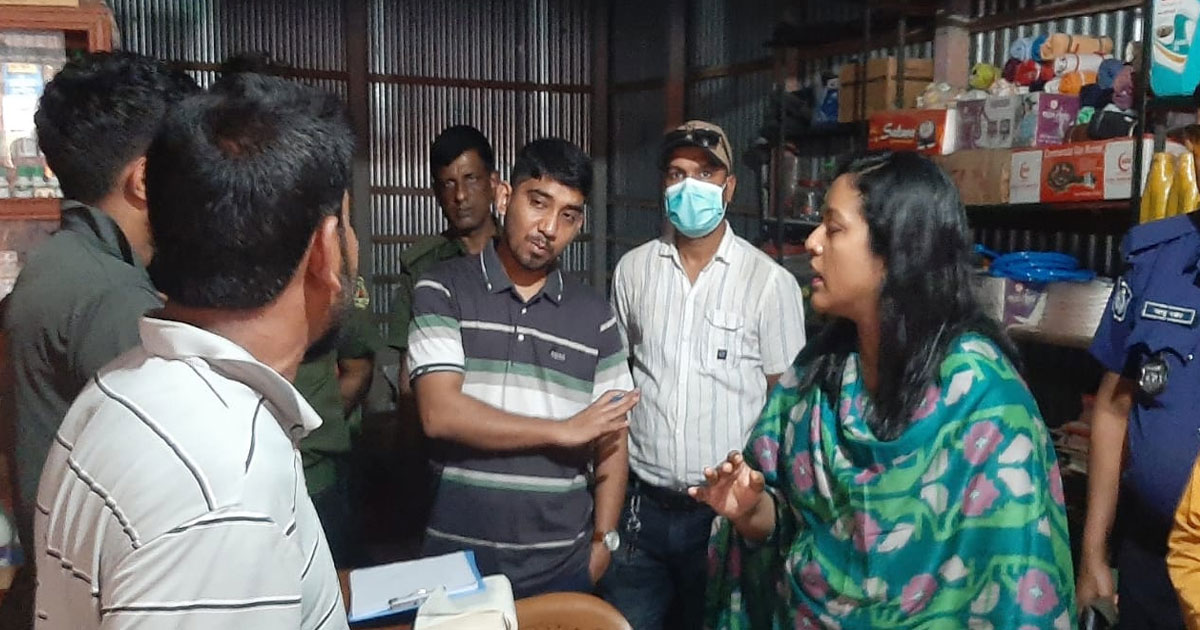 সিরাজগঞ্জে জব্দকরা পেট্রোল খোলা বাজারে বিক্রি