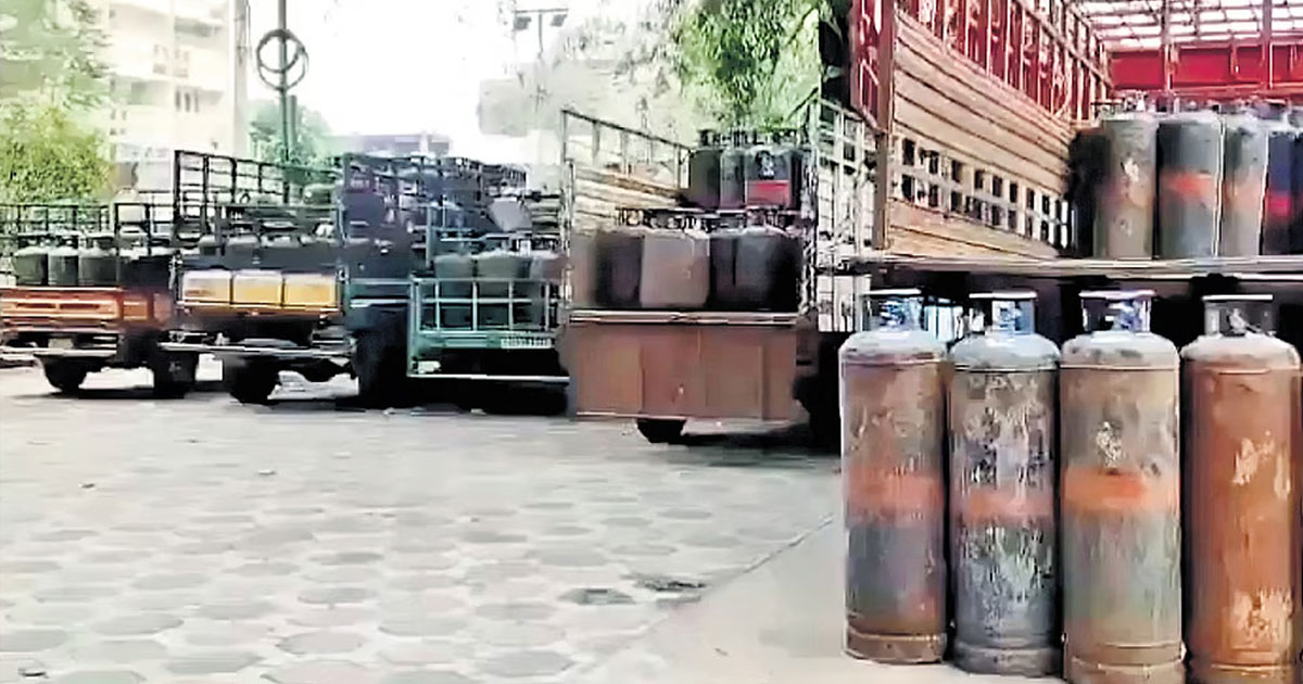 কবরস্থানে গ্যাস সিলিন্ডার মজুত, অতঃপর...