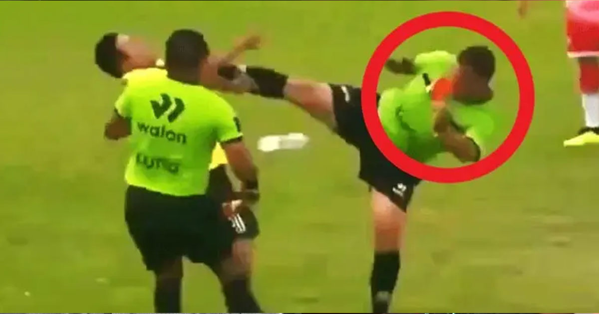 ফুটবল মাঠে চরম বিশৃঙ্খলা, রেফারির কারাতে কিক