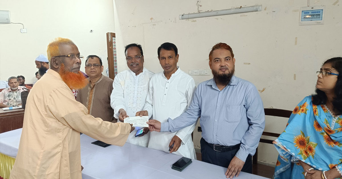 ঝিনাইদহ জেলা পরিষদের উদ্যোগে ২৬ লাখ টাকার চেক বিতরণ