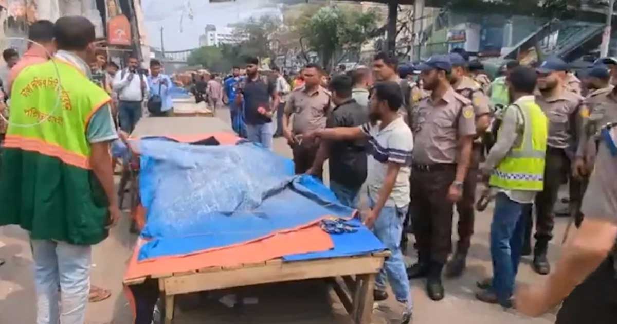 ম্যাজিস্ট্রেট আসার আগেই ফাঁকা ফুটপাত, পুলিশ গেলেই আবার বসার প্রস্তুতি