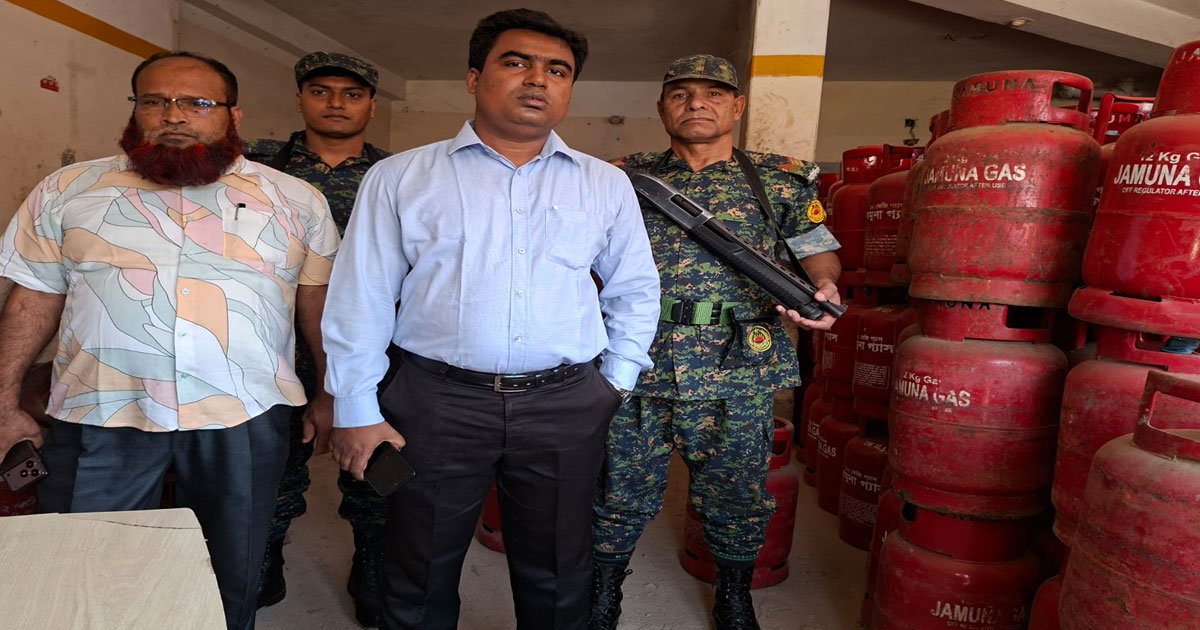 চাঁদপুরে অতিরিক্ত দামে এলপিজি গ্যাস বিক্রি করায় জরিমানা