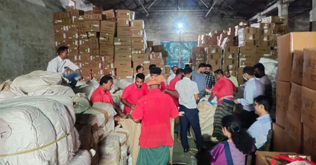 বেনাপোলে ঘোষণাবহির্ভূত পণ্য জব্দ, প্রায় কোটি টাকার শুল্ক ফাঁকির চেষ্টা