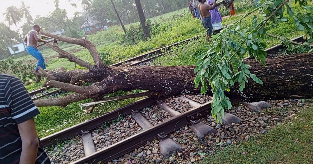 বৈরী আবহাওয়ায় বিপর্যস্ত রেলপথ, নোয়াখালী-ঢাকা ট্রেন চলাচল অচলাবস্থা