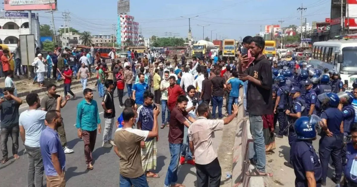 শ্রমিকদের সরিয়ে যান চলাচল স্বাভাবিক করল পুলিশ