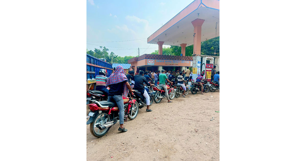দৌলতপুরে ঘন্টার পর ঘন্টা দাঁড়িয়েও মিলছেনা তেল