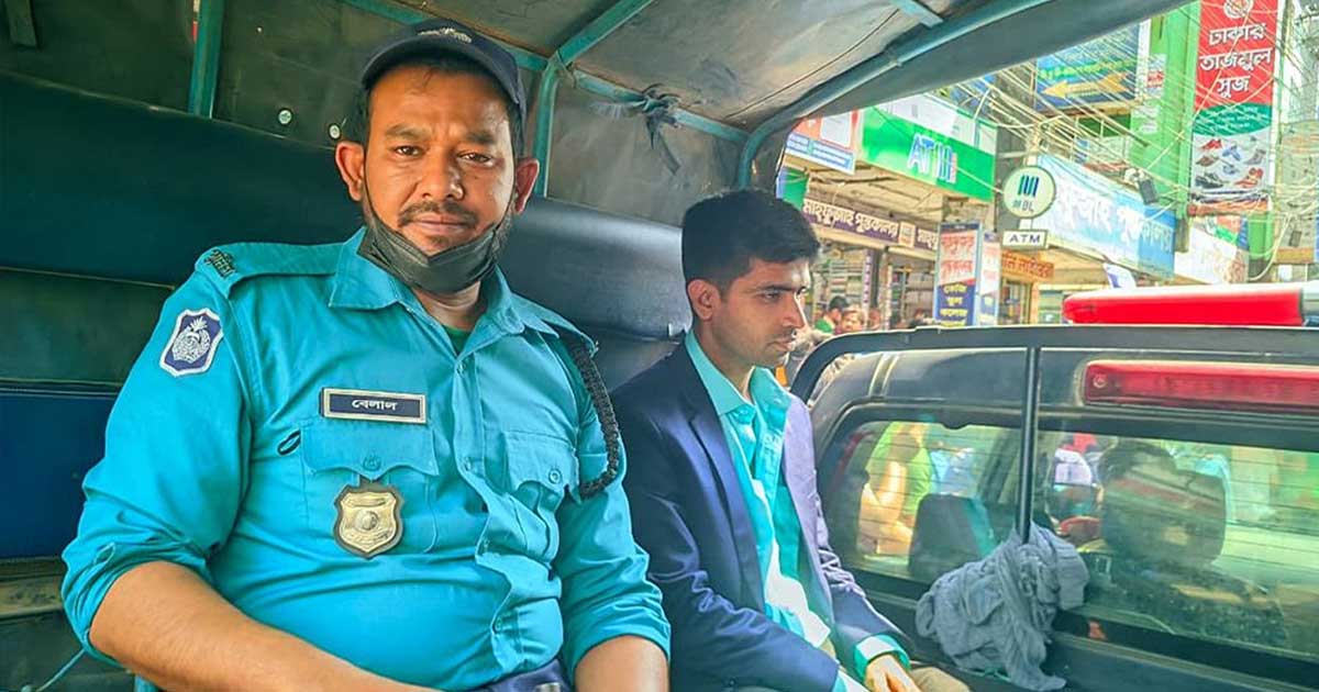 প্রেমিকাকে এএসপি পরিচয় দেন রাজমিস্ত্রি, ধরা পড়লেন কার্ড বানাতে গিয়ে