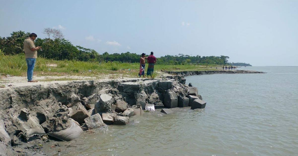 ড্রেজার দিয়ে অবৈধ বালু উত্তোলন, হুমকিতে হাইমচরের নদী রক্ষা বাঁধ