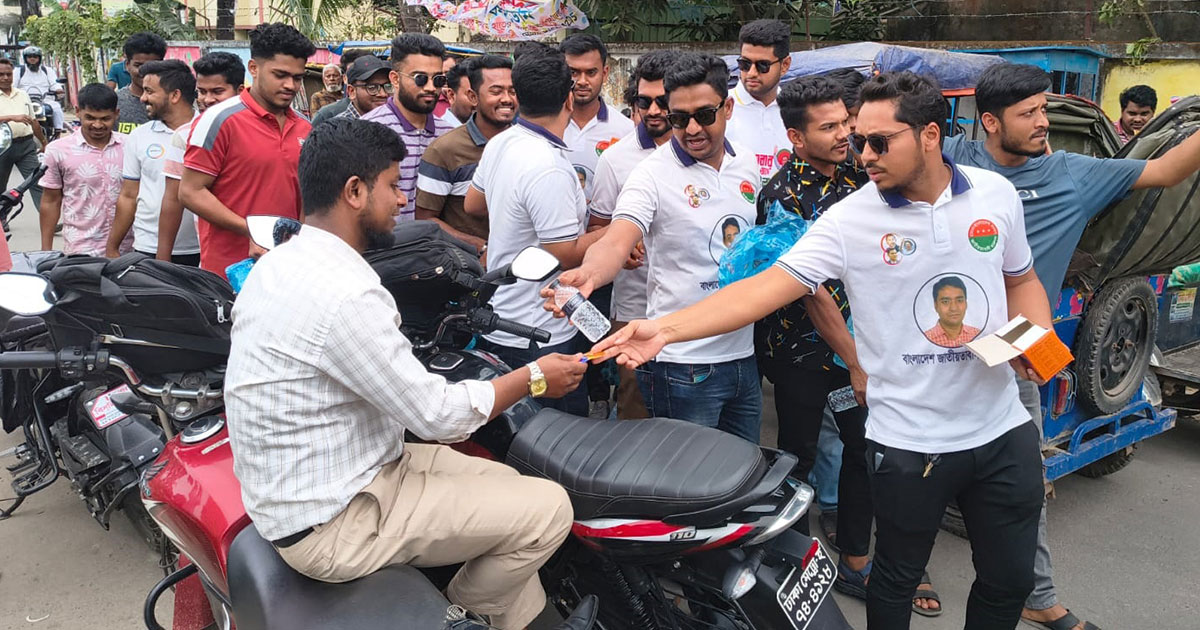 নোয়াখালীতে জ্বালানি সংকট, চালকদের পানি-স্যালাইন দিল ছাত্রদল
