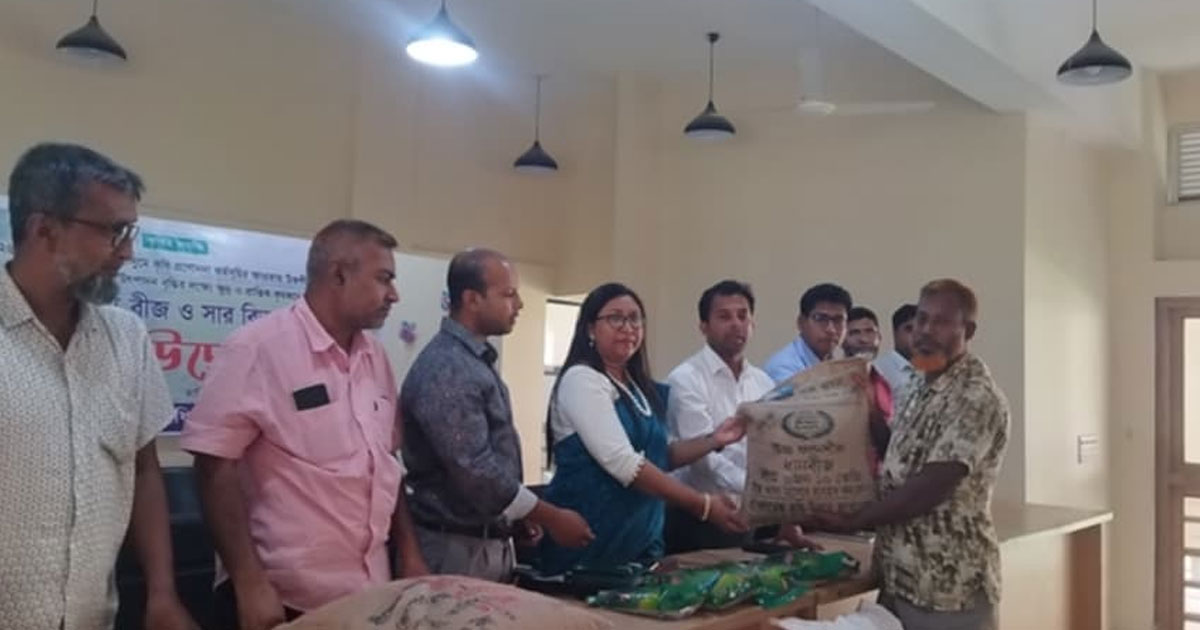 কালাইয়ে কৃষকদের মাঝে বীজ ও সার বিতরণ