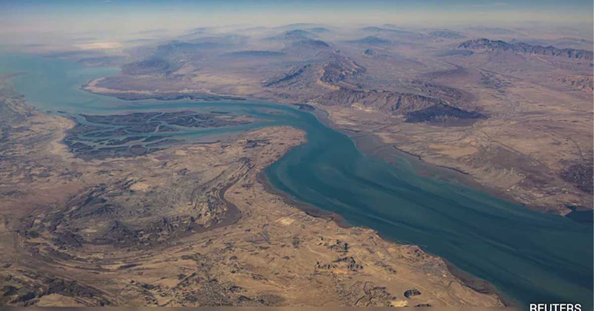 হরমুজ প্রণালিতে অনুমতি ছাড়া চলাচলে জাহাজ ধ্বংসের হুঁশিয়ারি ইরানের