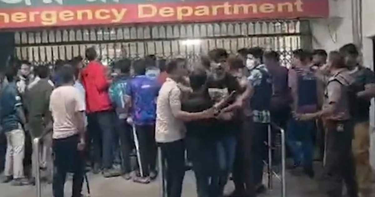 ঢামেকে চিকিৎসকদের সঙ্গে ঢাবি শিক্ষার্থীদের সংঘর্ষ, জরুরি সেবা বন্ধ