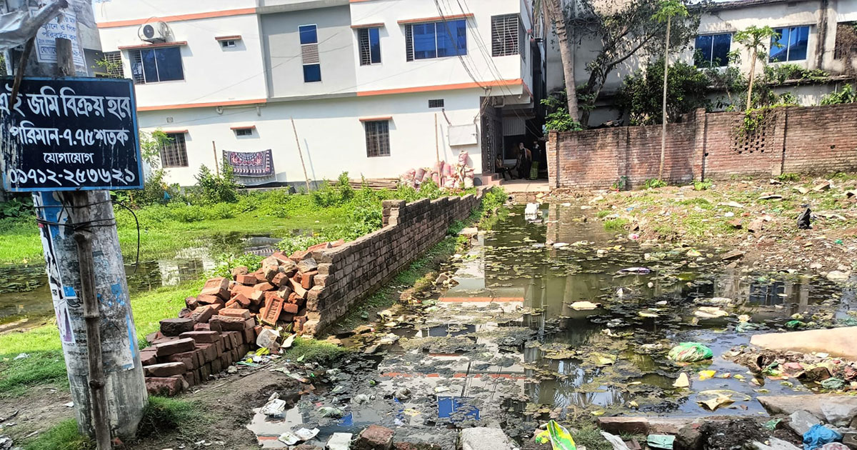 নিজের জমি দাবি করে পৌরসভার রাস্তা ভাঙার অভিযোগ