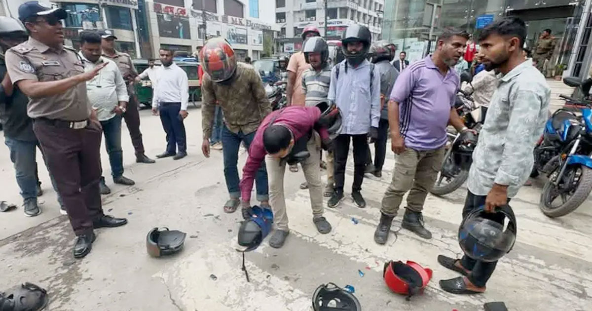 প্লাস্টিকের হেলমেট দেখলেই ভাঙছে পুলিশ