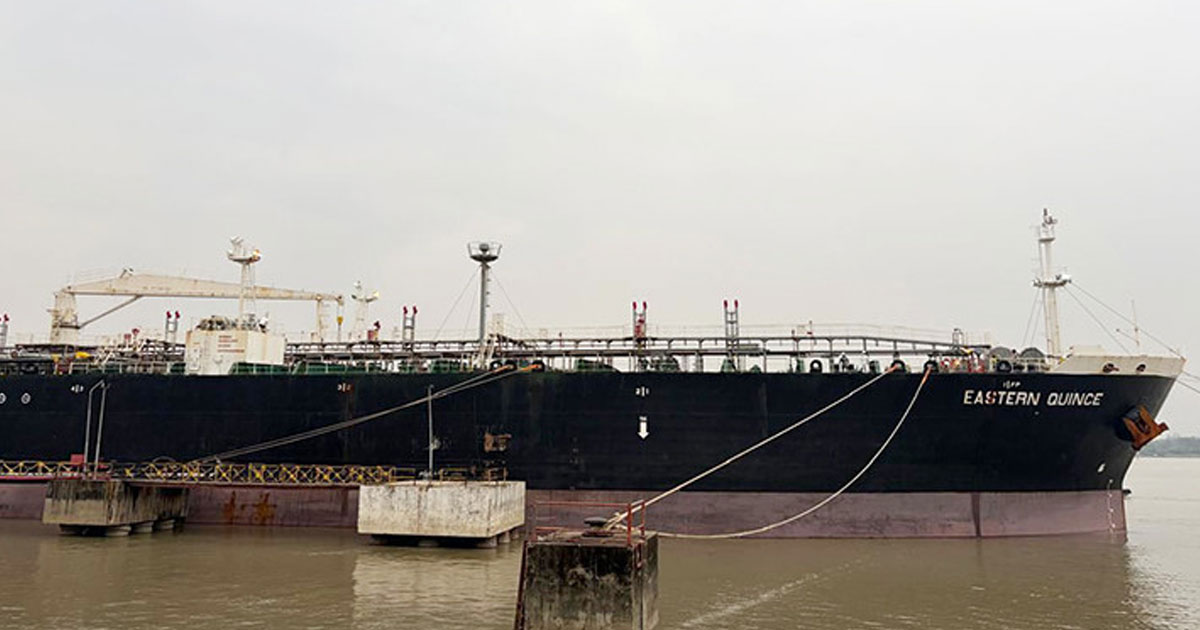 ২৫ হাজার টন তেল নিয়ে জাহাজ ভিড়লো পতেঙ্গায়