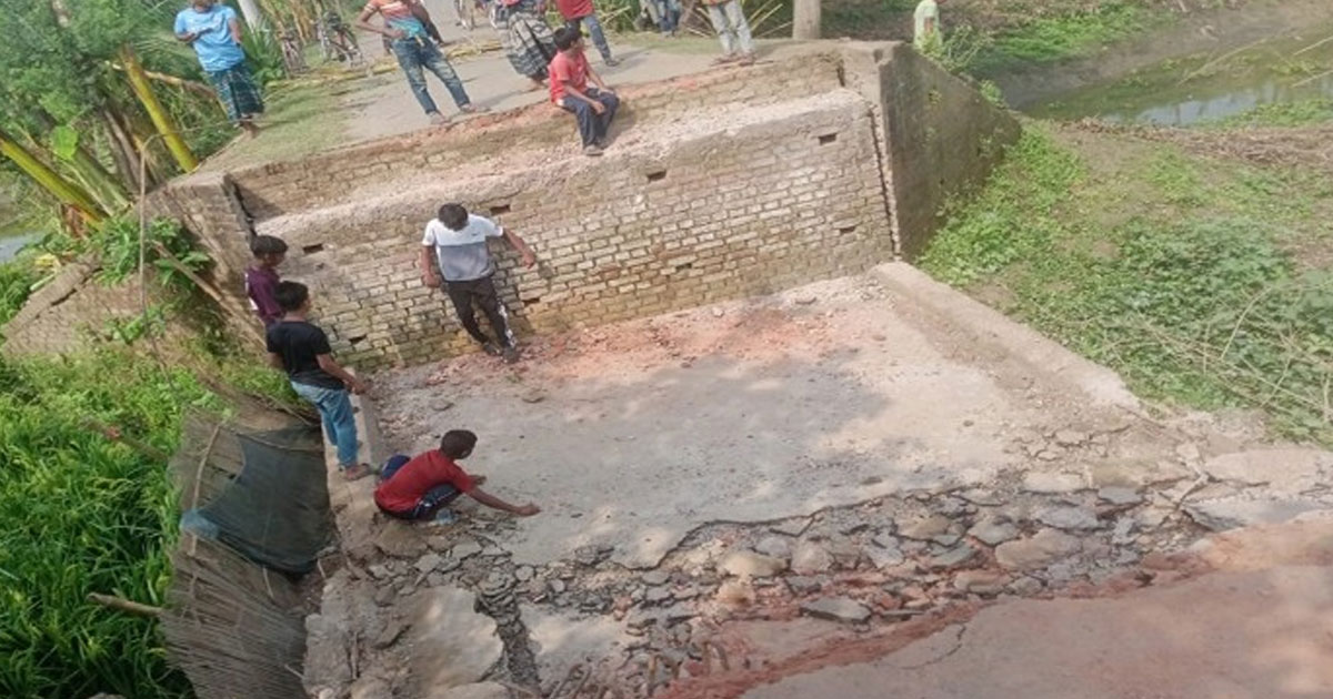 শার্শার ডিহিতে ব্রিজ ধস, বড় দুর্ঘটনা থেকে বাঁচল ট্রাক