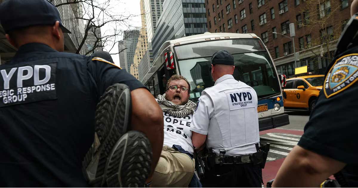 ইসরায়েলের কাছে মার্কিন অস্ত্র বিক্রি বন্ধের দাবিতে নিউইয়র্কে  বিক্ষোভ