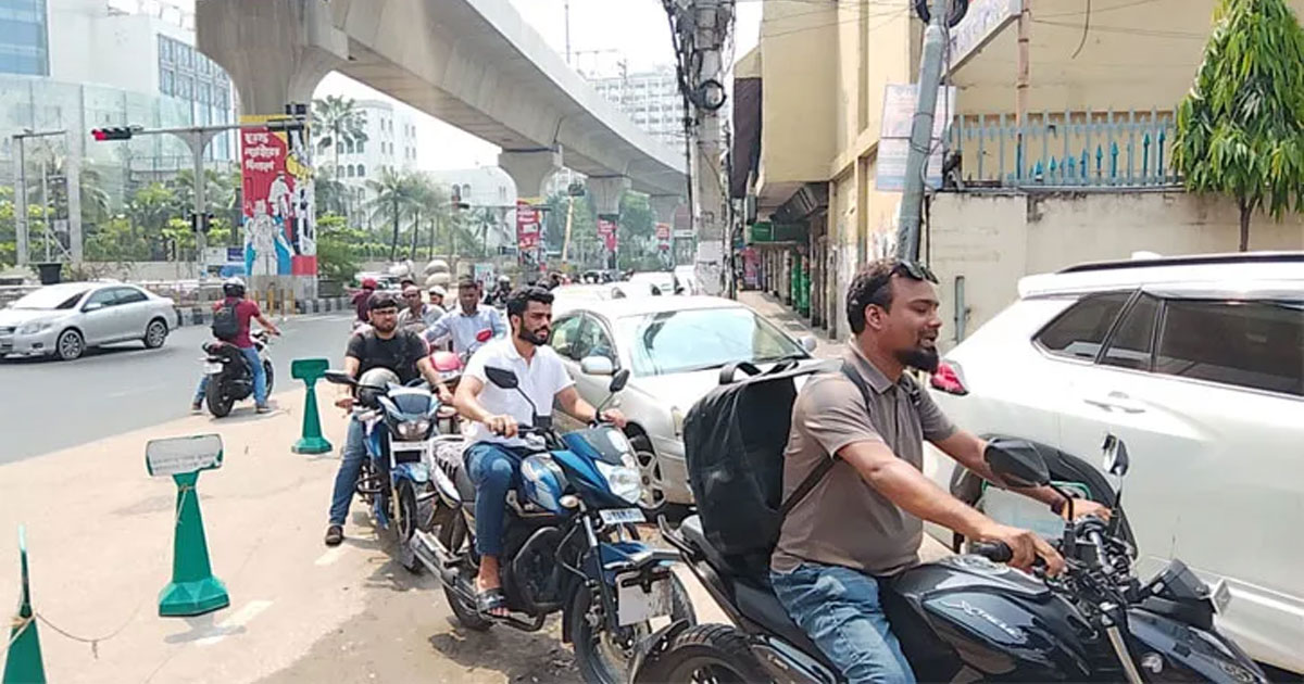 ছুটির দিনেও পাম্পে উপচে পড়া ভিড়, বিপাকে নগরবাসী